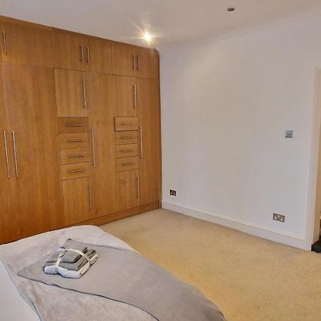 Action Packed Local 3Br 1 Mins Walk To Everything Apartment Londra Exterior foto