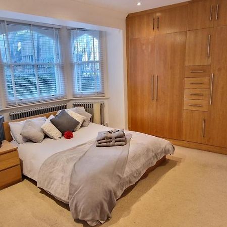 Action Packed Local 3Br 1 Mins Walk To Everything Apartment Londra Exterior foto