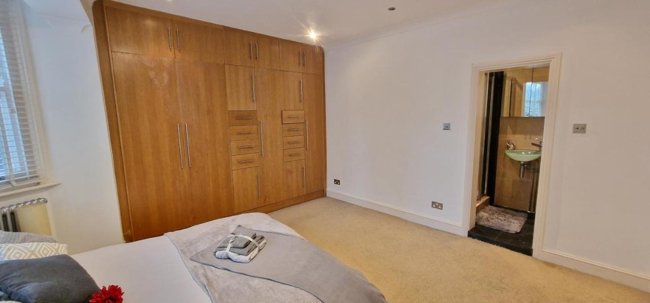 Action Packed Local 3Br 1 Mins Walk To Everything Apartment Londra Exterior foto