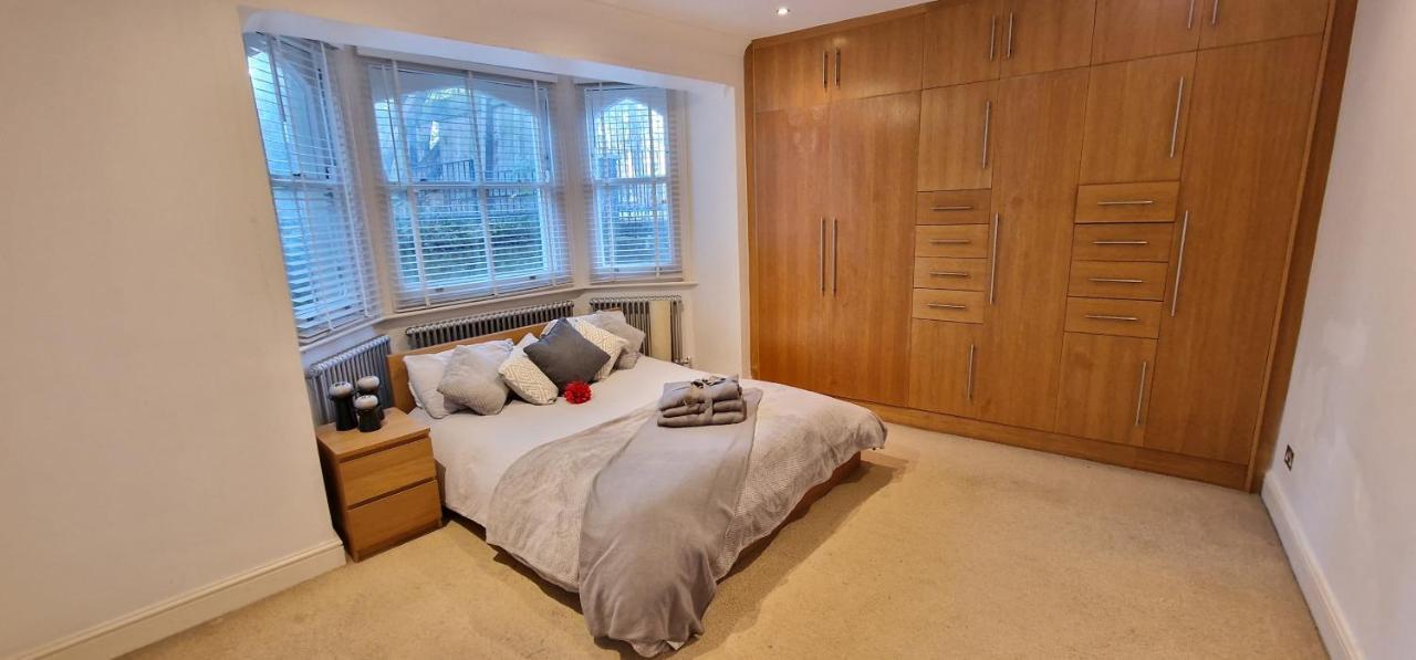 Action Packed Local 3Br 1 Mins Walk To Everything Apartment Londra Exterior foto