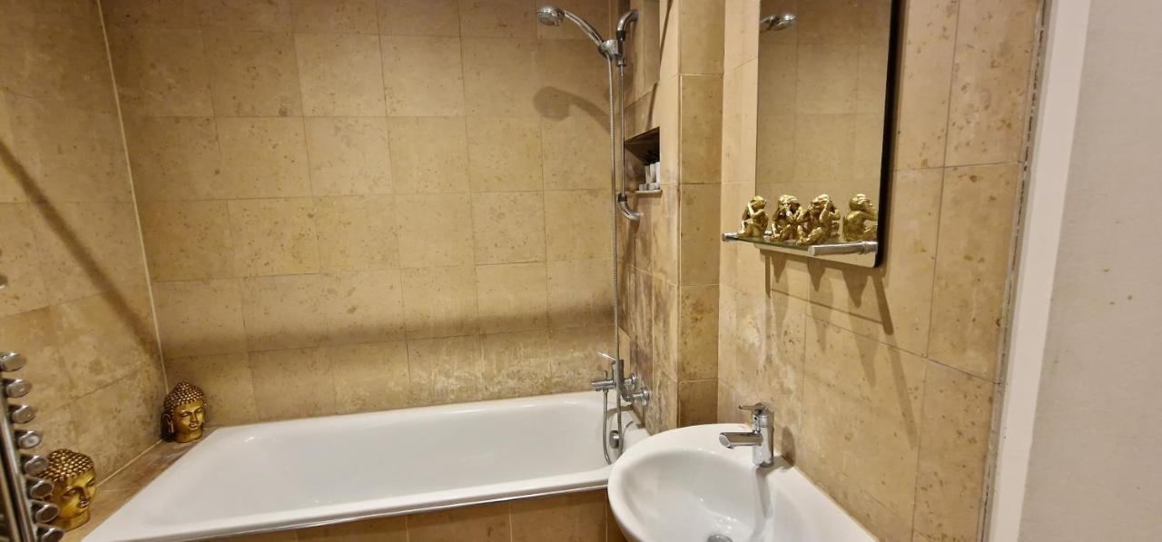 Action Packed Local 3Br 1 Mins Walk To Everything Apartment Londra Exterior foto
