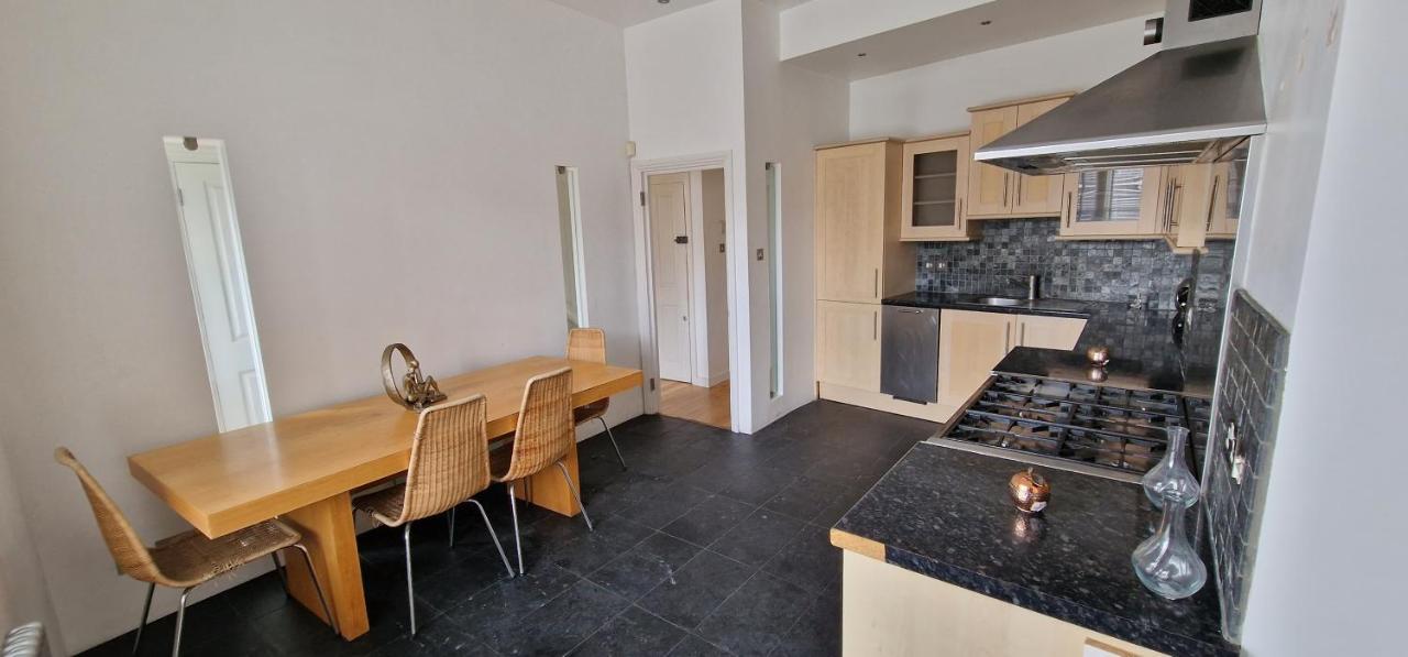 Action Packed Local 3Br 1 Mins Walk To Everything Apartment Londra Exterior foto
