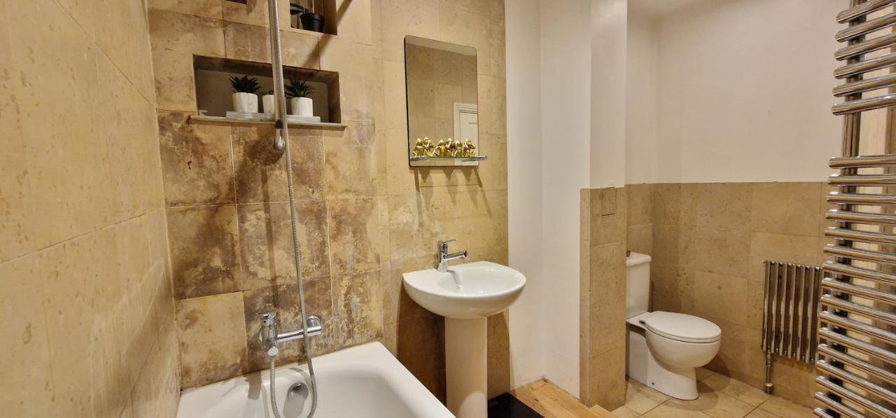 Action Packed Local 3Br 1 Mins Walk To Everything Apartment Londra Exterior foto