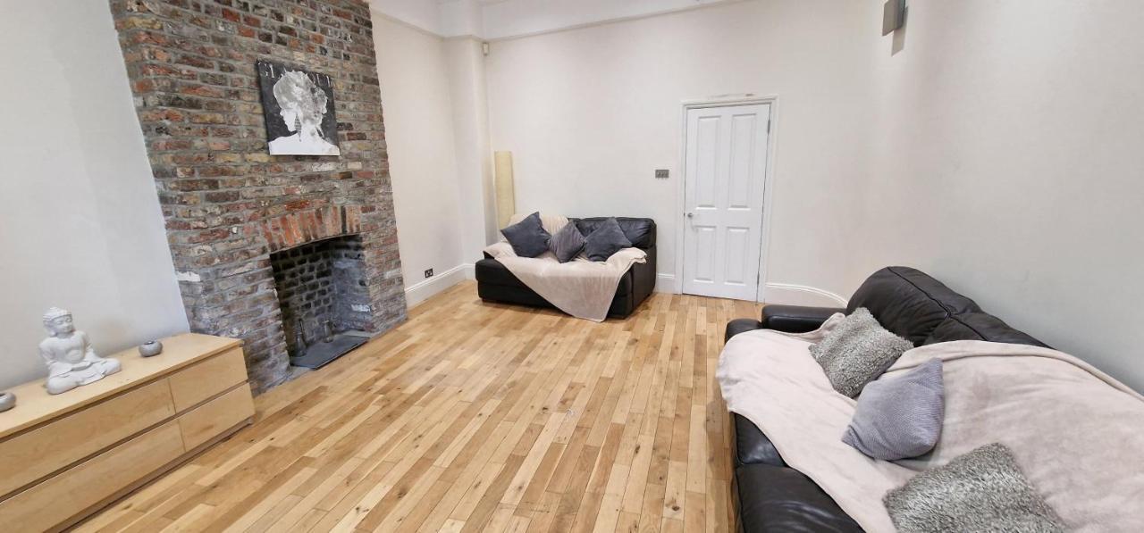 Action Packed Local 3Br 1 Mins Walk To Everything Apartment Londra Exterior foto