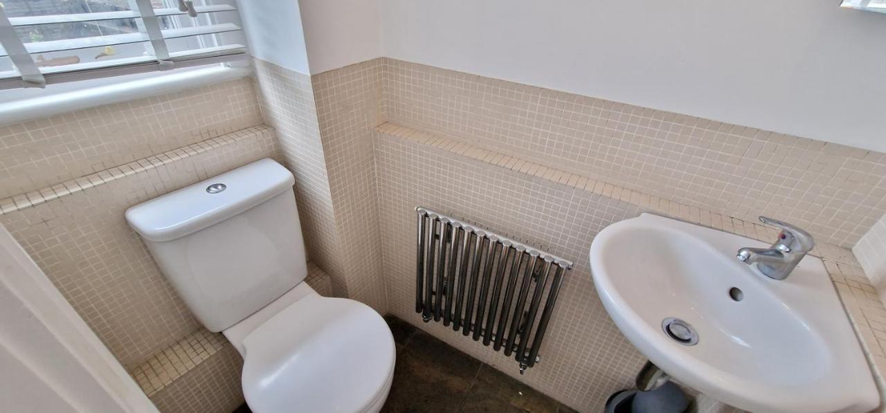 Action Packed Local 3Br 1 Mins Walk To Everything Apartment Londra Exterior foto