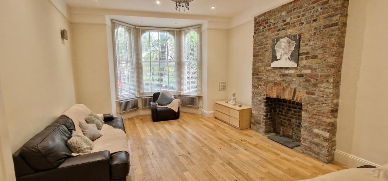 Action Packed Local 3Br 1 Mins Walk To Everything Apartment Londra Exterior foto