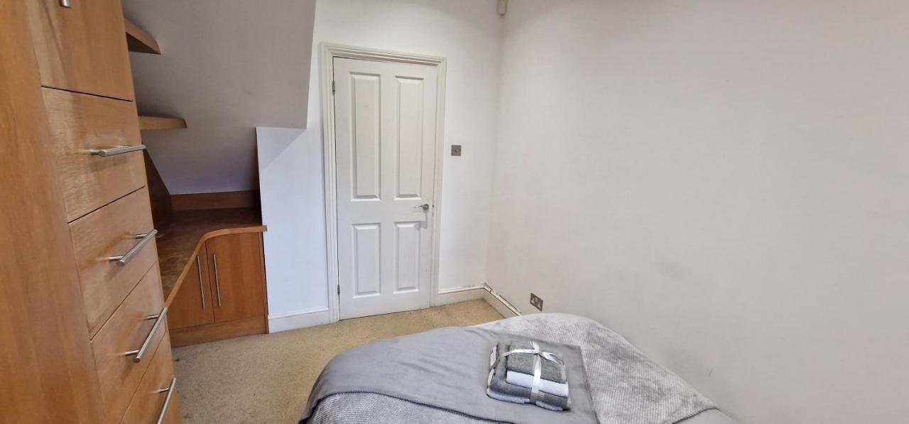 Action Packed Local 3Br 1 Mins Walk To Everything Apartment Londra Exterior foto