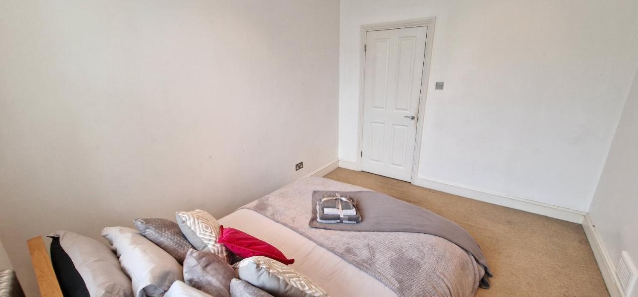 Action Packed Local 3Br 1 Mins Walk To Everything Apartment Londra Exterior foto