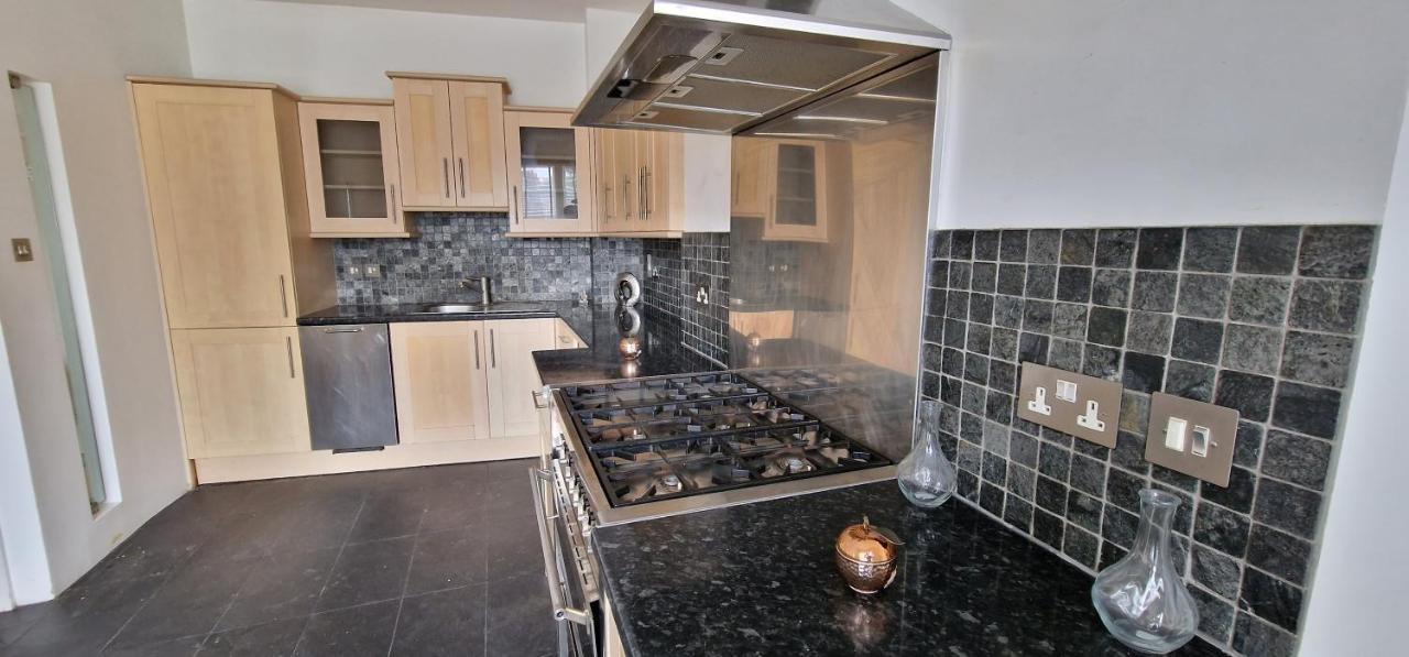 Action Packed Local 3Br 1 Mins Walk To Everything Apartment Londra Exterior foto